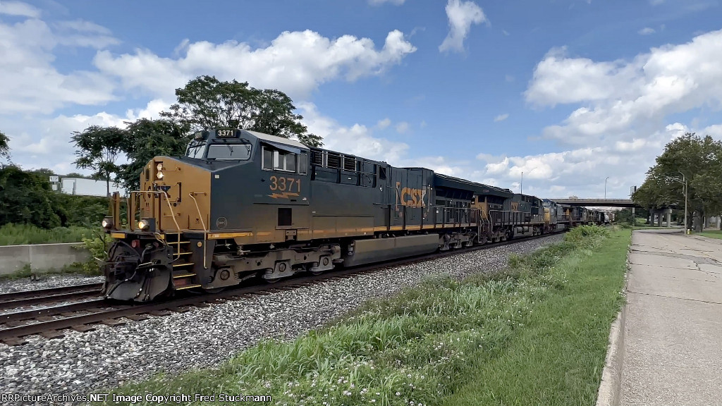 CSX 3371 leads M369.